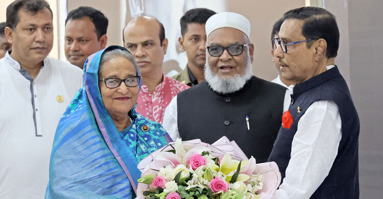 দেশে ফিরেছেন প্রধানমন্ত্রী