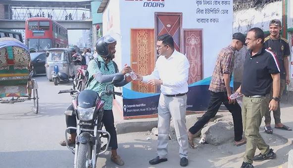 তীব্র গরমে শরবত ও পানি বিতরণ আলোর কলি ফাউন্ডেশনের