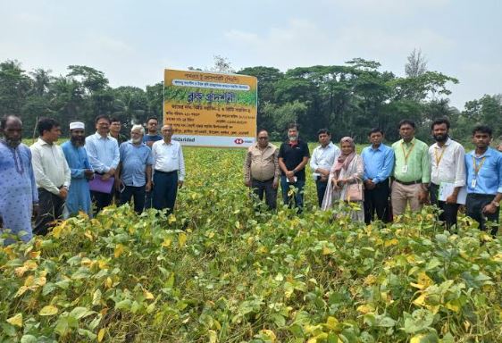 সুবর্ণচরে কৃষক মাঠ দিবসে যৌথভাবে কাজ করার পরামর্শ বশেমুরকৃবি’র উপাচার্যের
