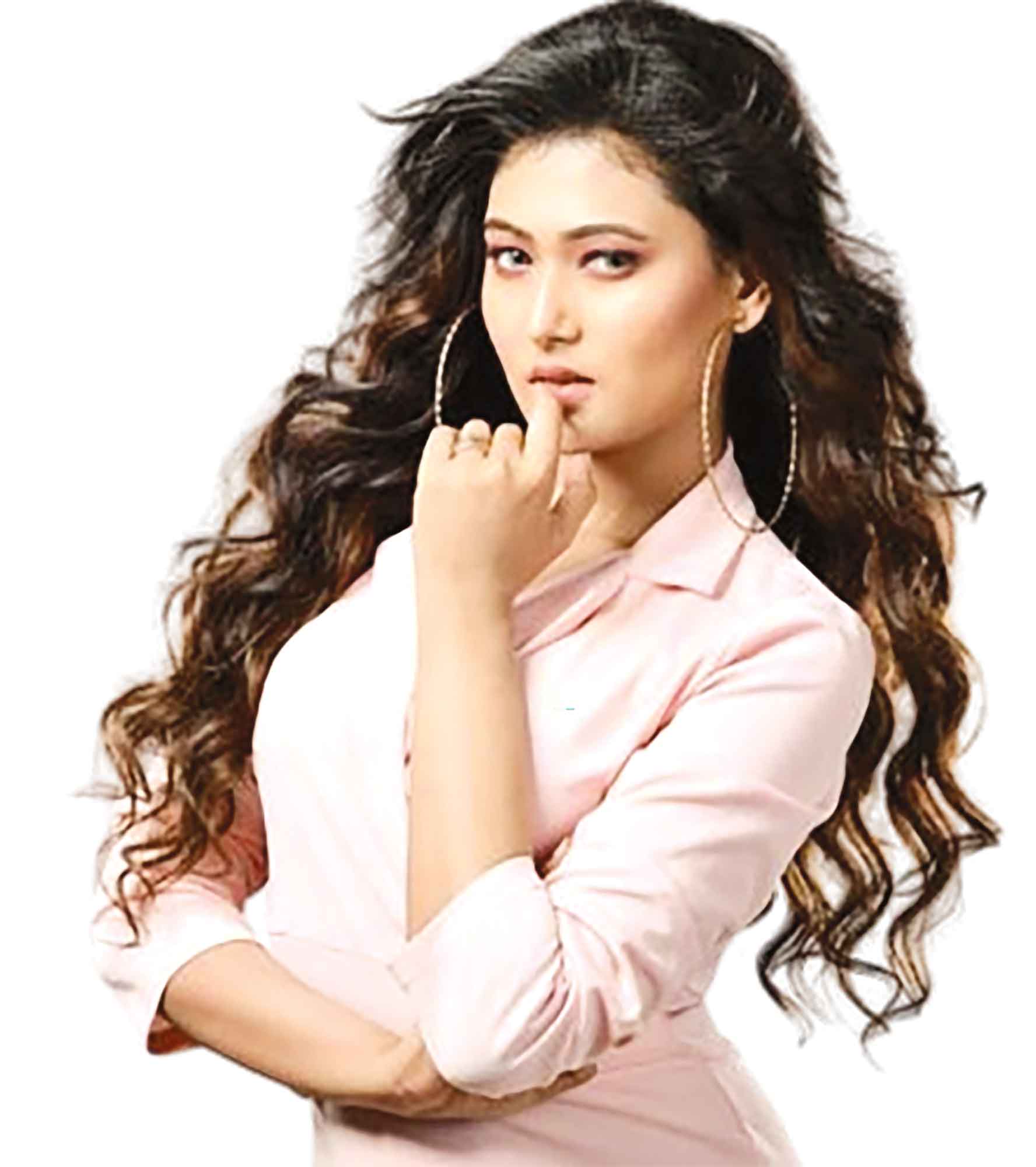 মরুভূমিতে উত্তাপ ছড়ালেন অধরা