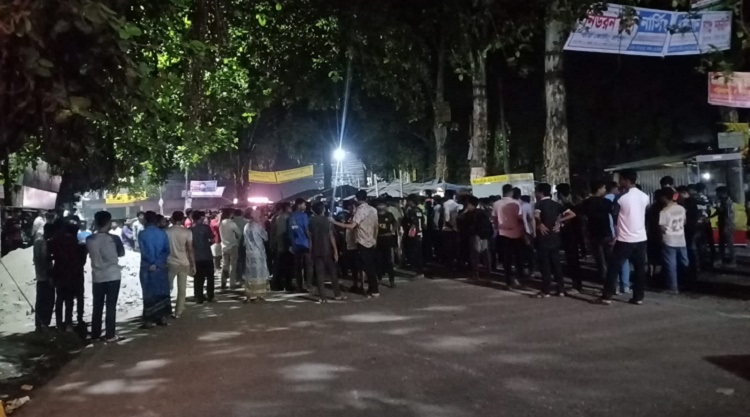 বেরোবিতে ছাত্রলীগের এক কর্মীকে রড দিয়ে পেটালেন আরেক কর্মী