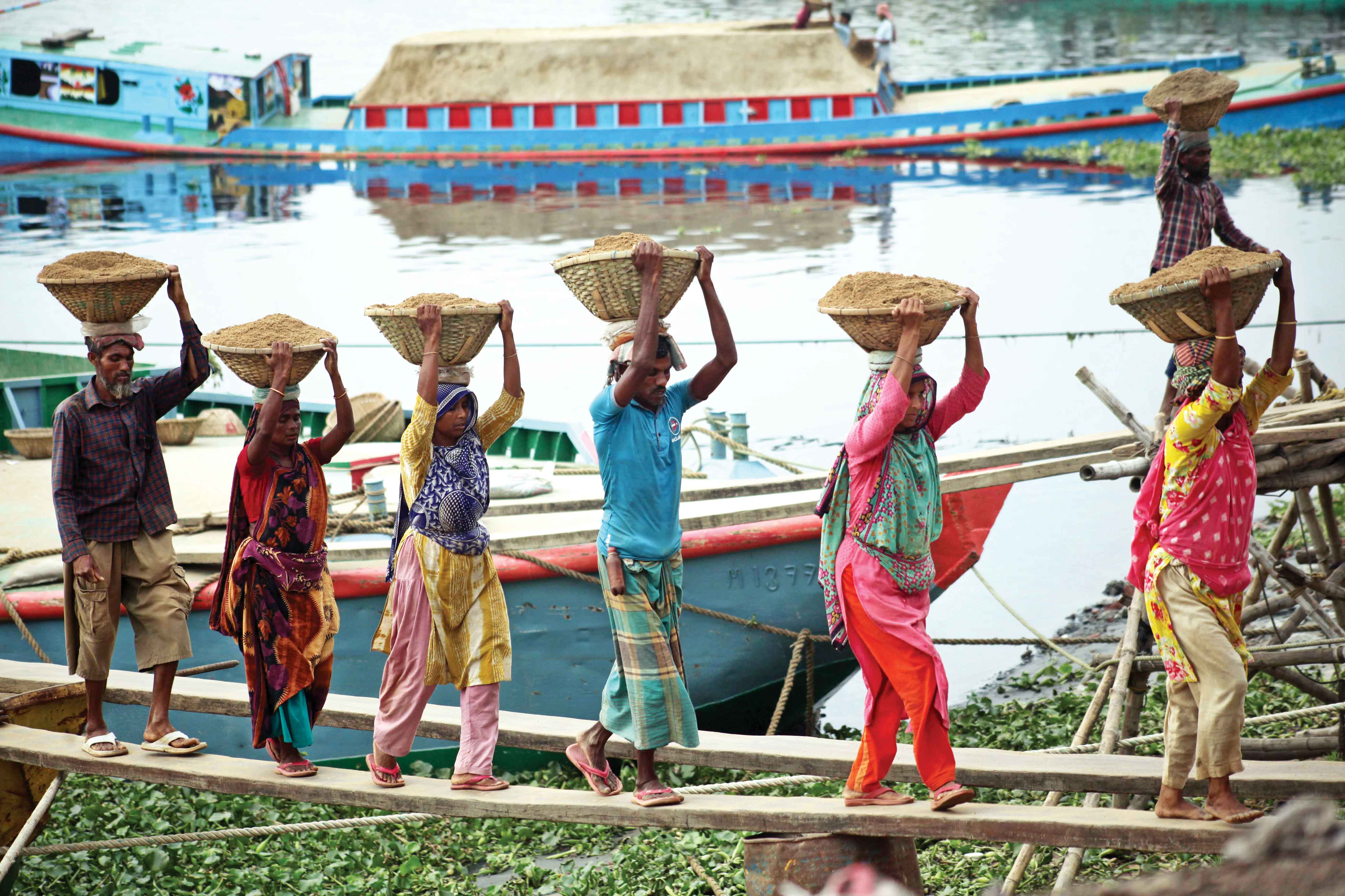 স্বীকৃতিহীন শ্রমিক, অনিশ্চিত জীবন