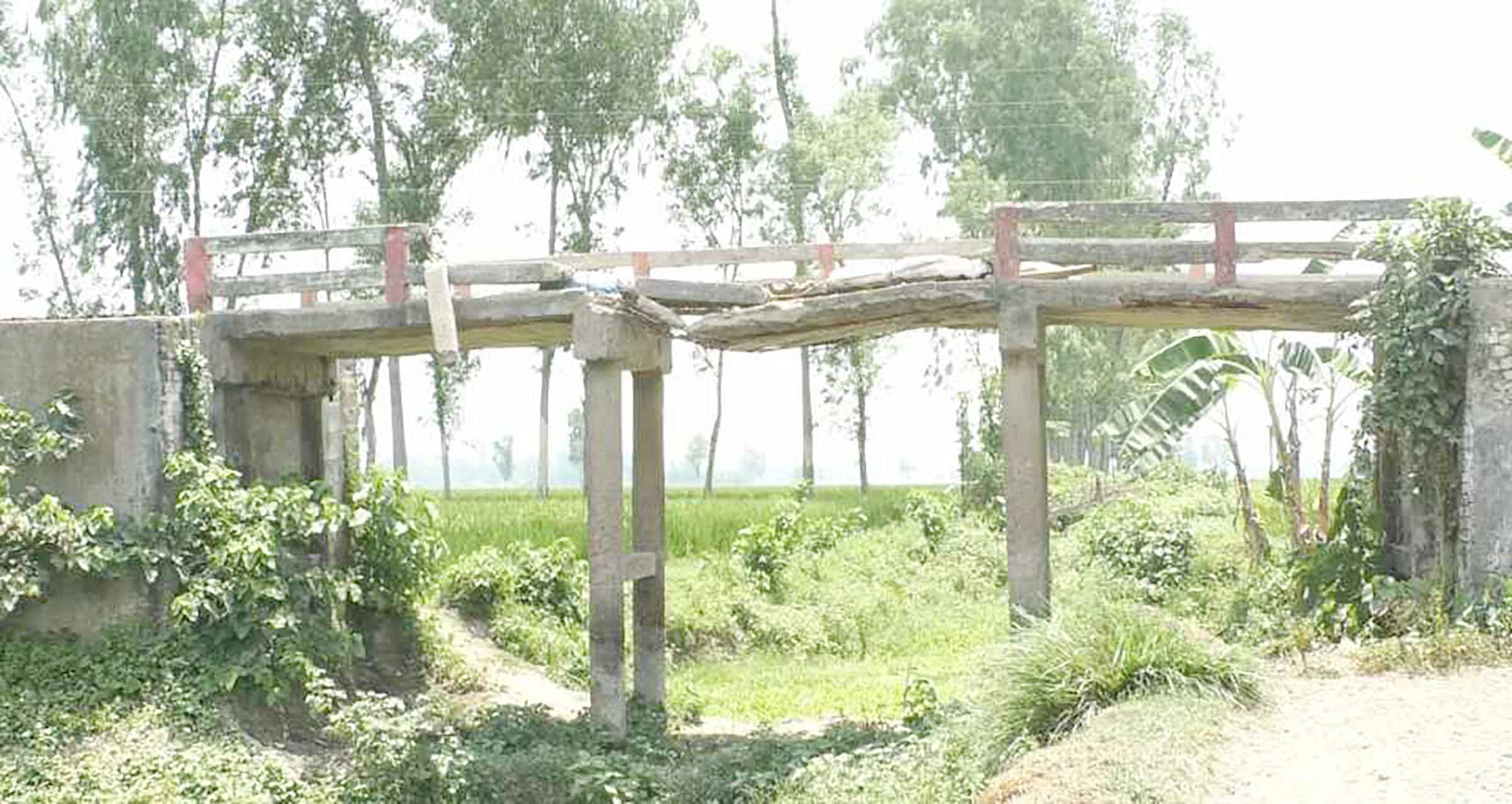সিরাজগঞ্জে ঝুঁকিপূর্ণ ব্রিজ দিয়ে ৪০ গ্রামের মানুষের চলাচল