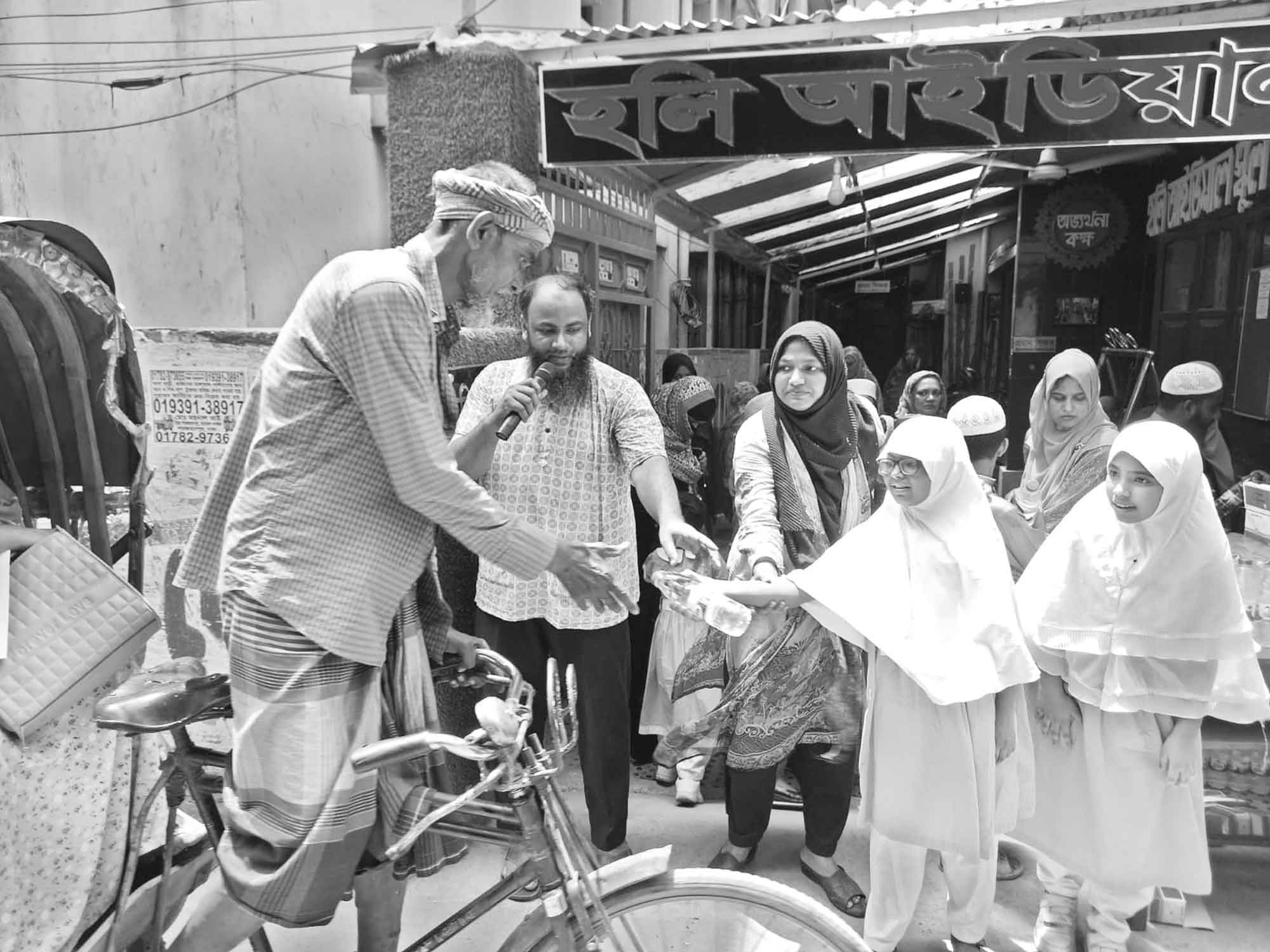 পানি, স্যালাইন ও গস্নুকোজ বিতরণ হলি আইডিয়াল স্কুলের