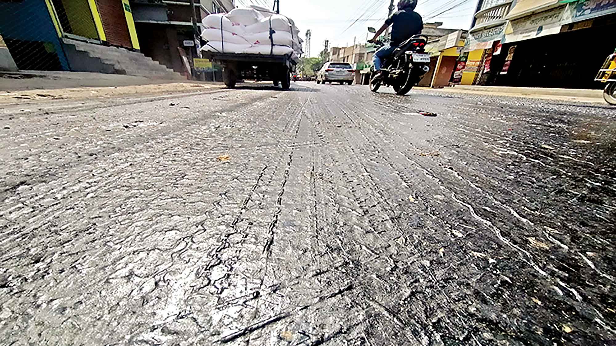 দাবদাহে পিচ গলে যাওয়া সড়ক, তদন্তে দুদক