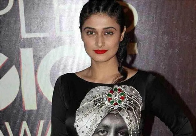 কট্টর হিন্দু ধর্ম অনুসরণের ঘোষণা বলিউড অভিনেত্রীর