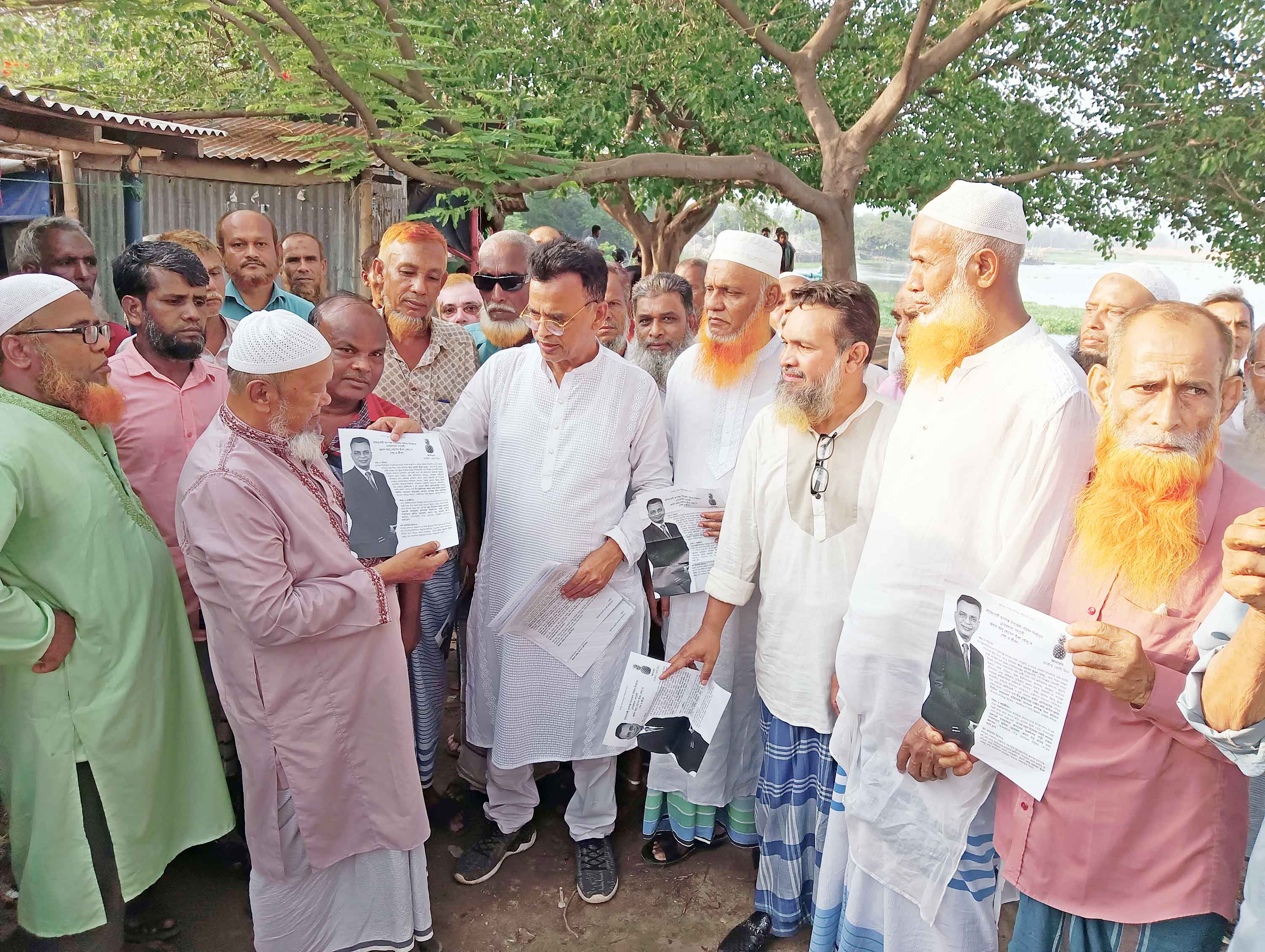 রূপগঞ্জ উপজেলা পরিষদ নির্বাচনে ভোট চেয়ে বেড়াচ্ছেন