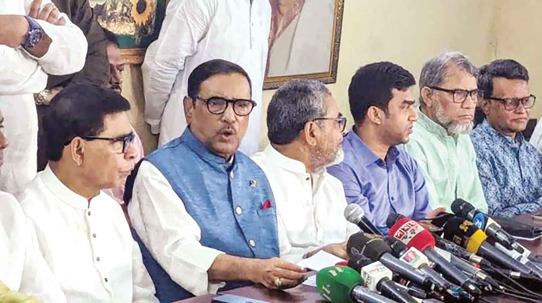 প্রধানমন্ত্রী স্বজন বলতে বুঝিয়েছেন স্ত্রী-সন্তান