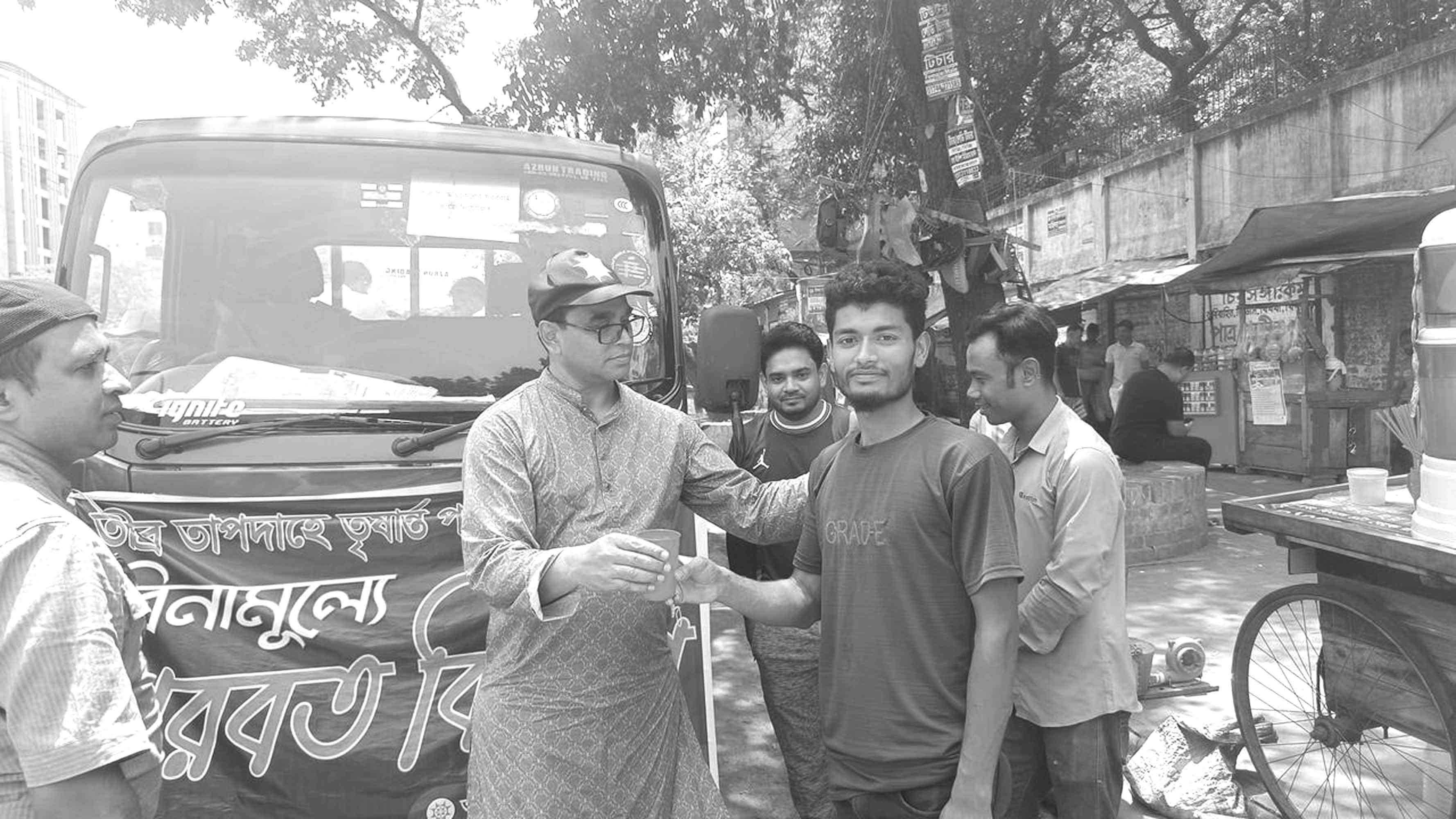 মিরপুর সোনালিয়ানের উদ্যোগে বিশুদ্ধ শীতল পানি, ট্যাংক ও শরবত বিতরণ