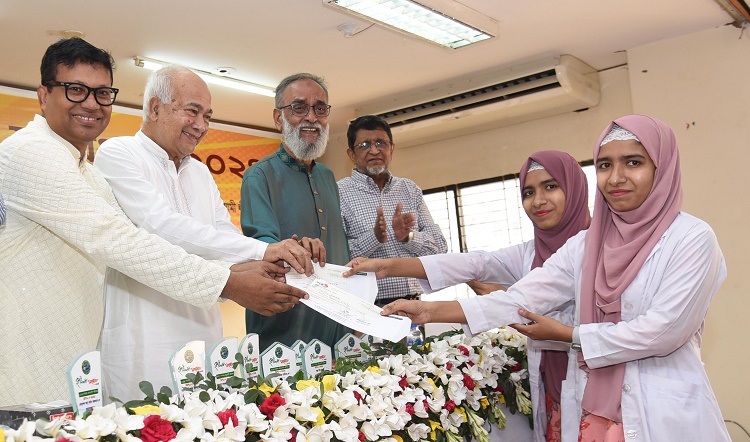 কৃতী শিক্ষার্থীদের সংবর্ধনা ও শিক্ষাবৃত্তি প্রদান করেছে ঢাকার চট্টগ্রাম সমিতি