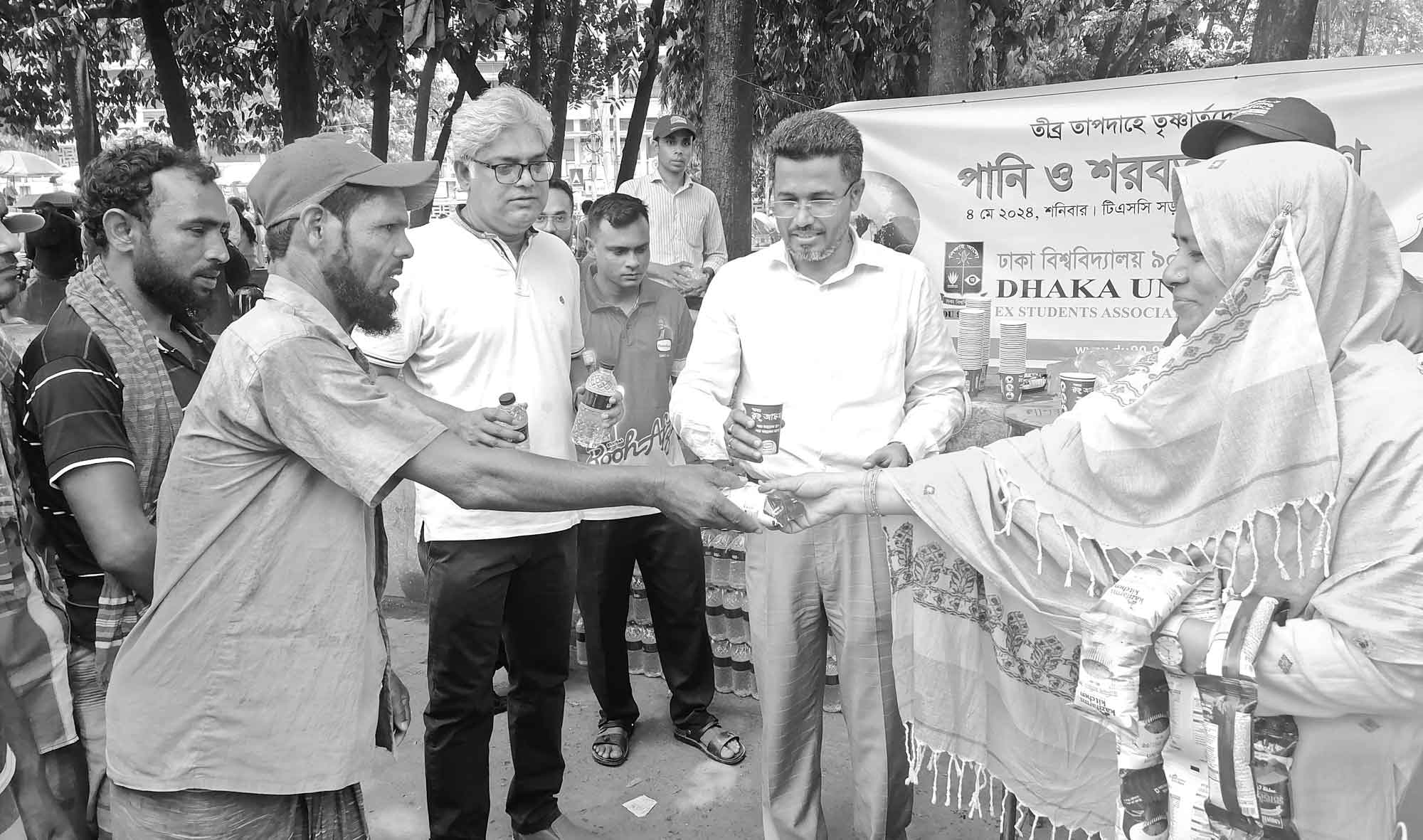 ঢাকা বিশ্ববিদ্যালয়ের ৯০-৯১ ব্যাচের উদ্যোগে বিশুদ্ধ পানি ও শরবত বিতরণ