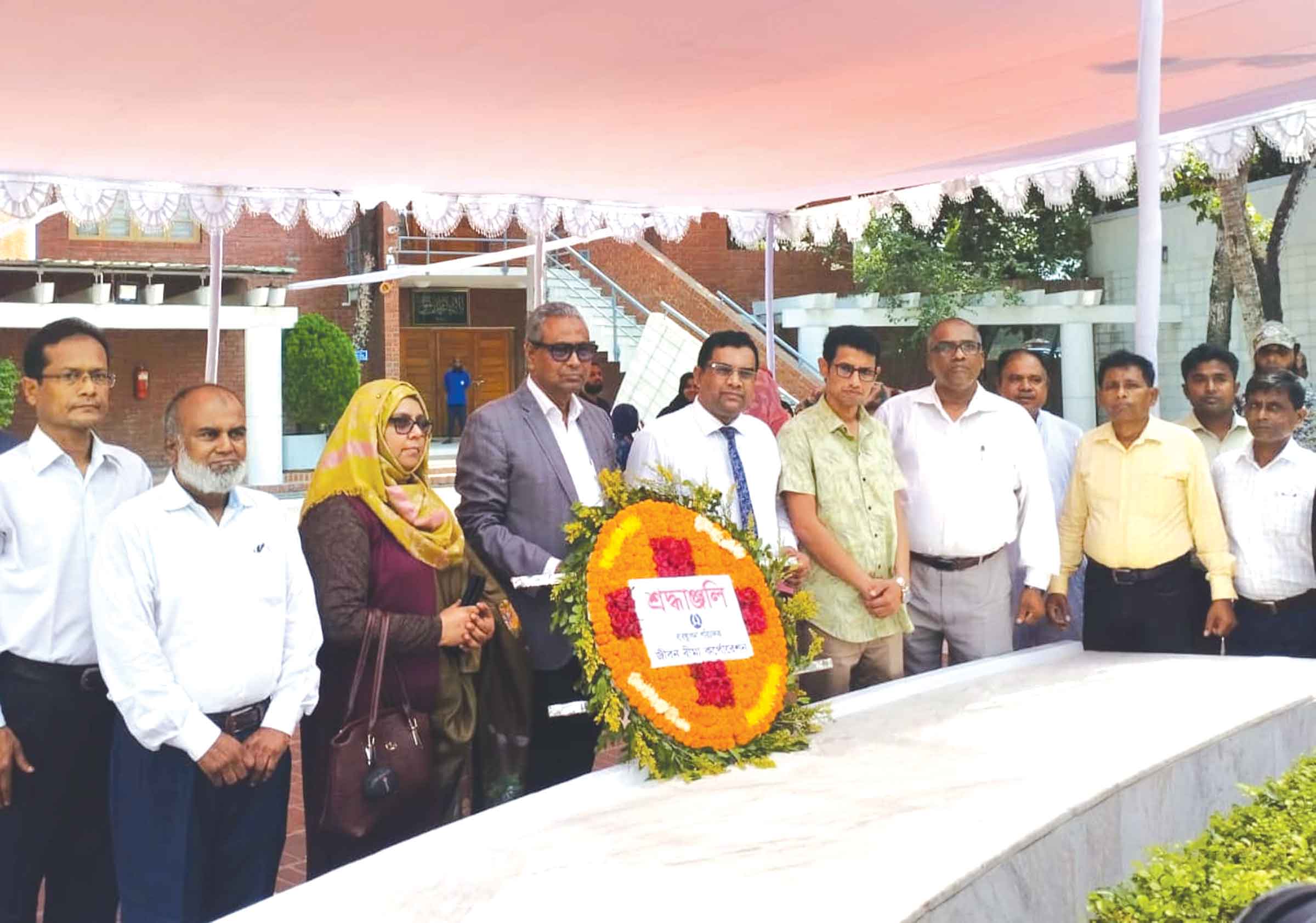 বঙ্গবন্ধুর সমাধিতে জীবন বীমার এমডির শ্রদ্ধা