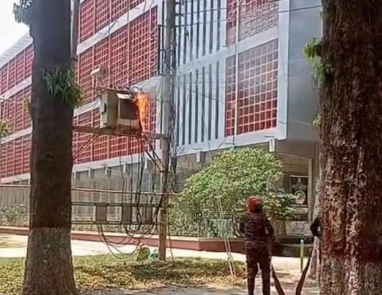 রাবির শহিদুল্লাহ কলা ভবনের সামনের ট্রান্সফরমারে আগুন