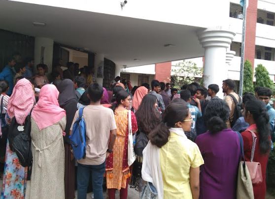 বেরোবির সাংবাদিকতা বিভাগের বিভাগীয় প্রধানের দাবিতে আন্দোলন কর্মসূচি