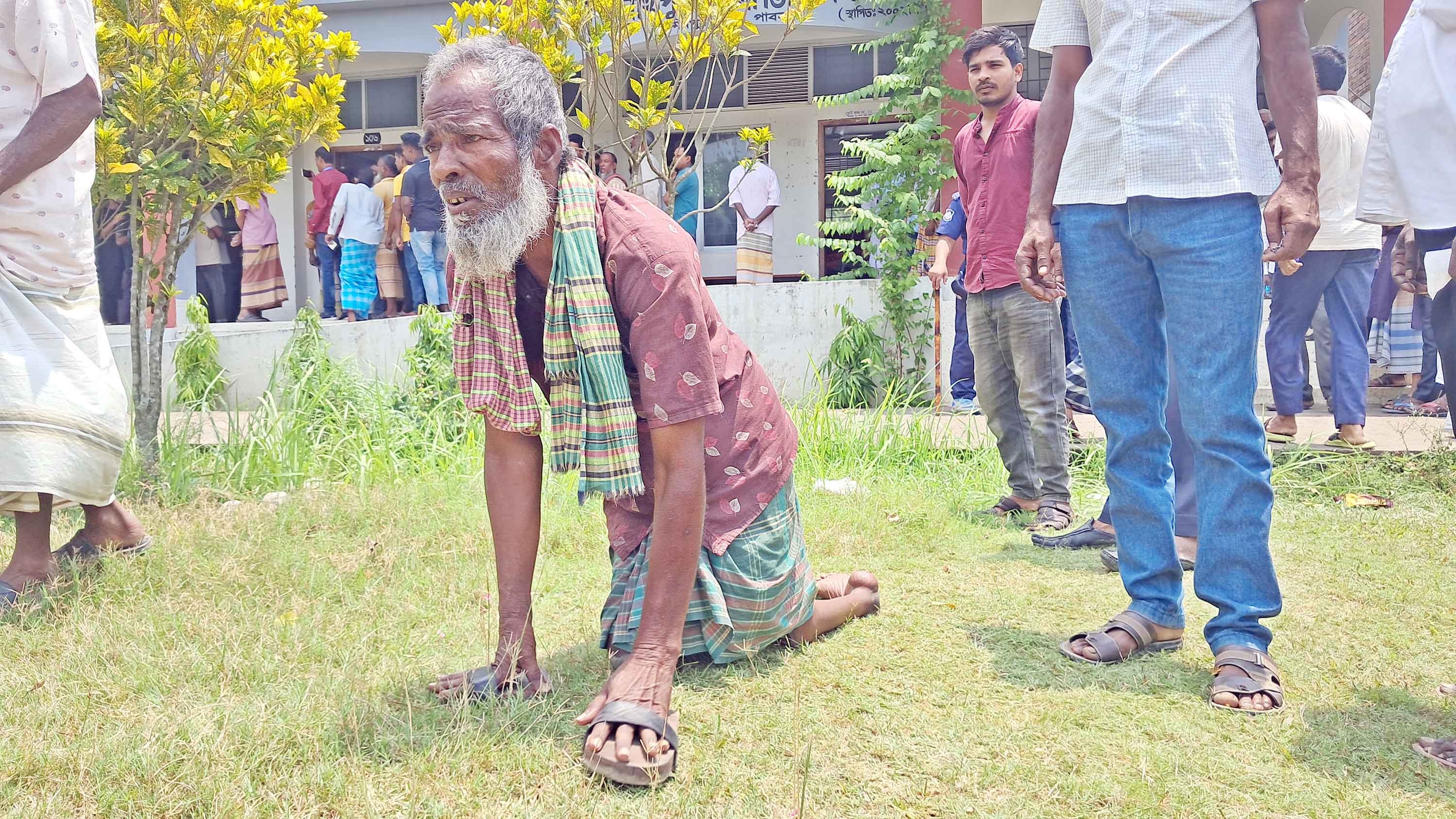 মাটিতে দুই হাতে ভর দিয়ে ভোট দিলেন শারীরিক প্রতিবন্ধী জাবেদ!