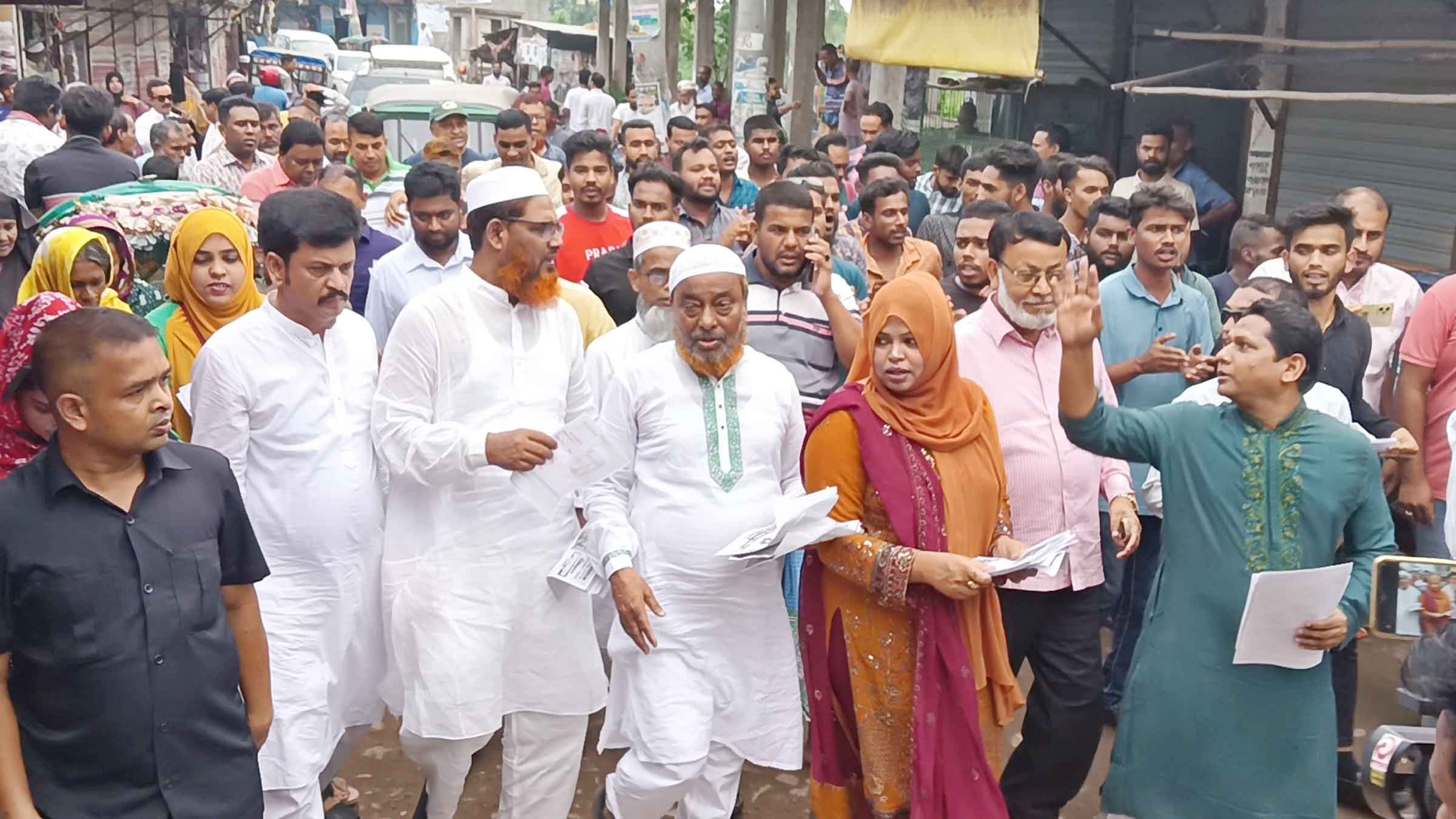 রূপগঞ্জে দোয়াত কলম প্রতীক নিয়ে প্রচারণায় ব্যস্ত হাবিব