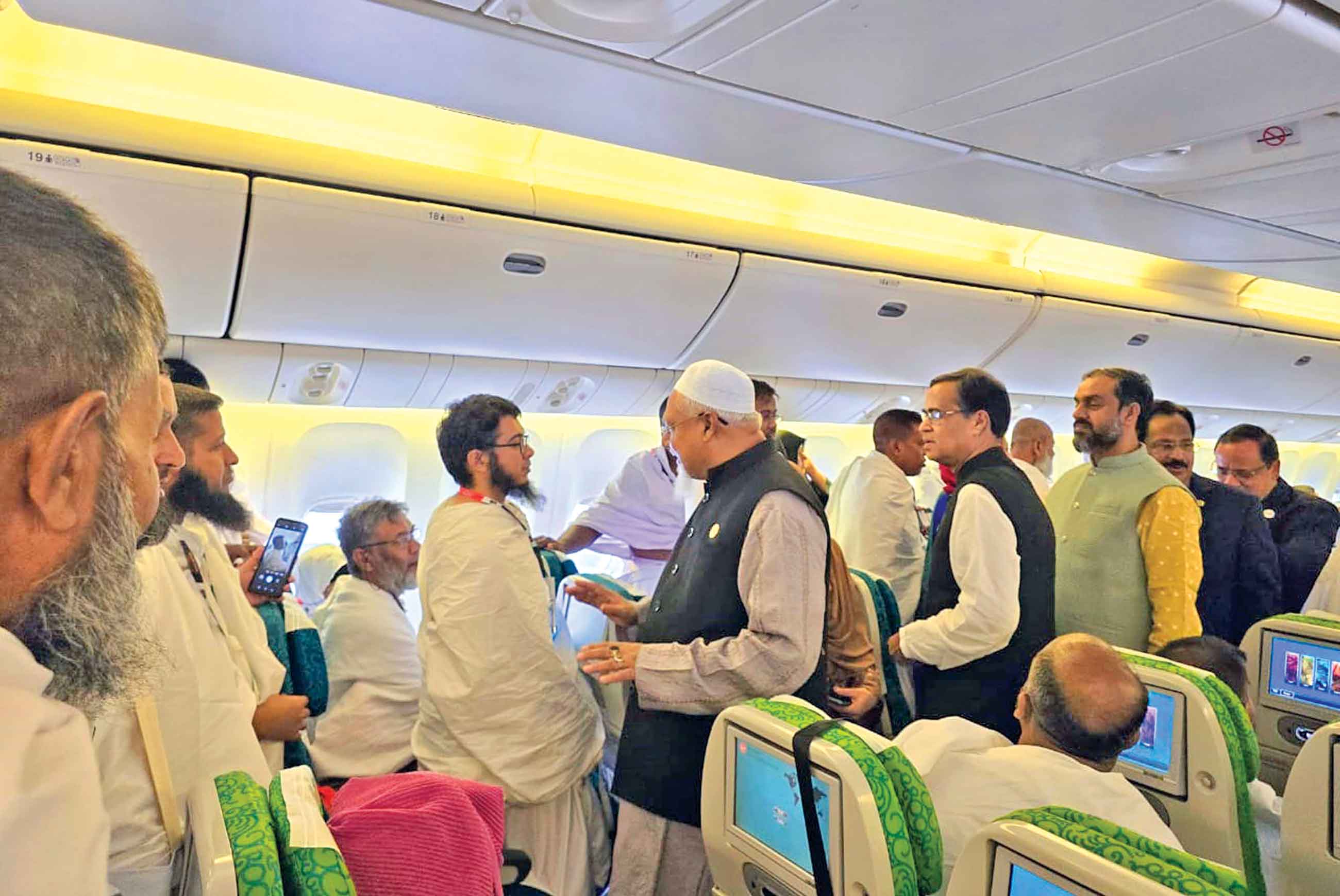 প্রথম ফ্লাইটে সৌদি গেলেন ৪১৯ হজযাত্রী