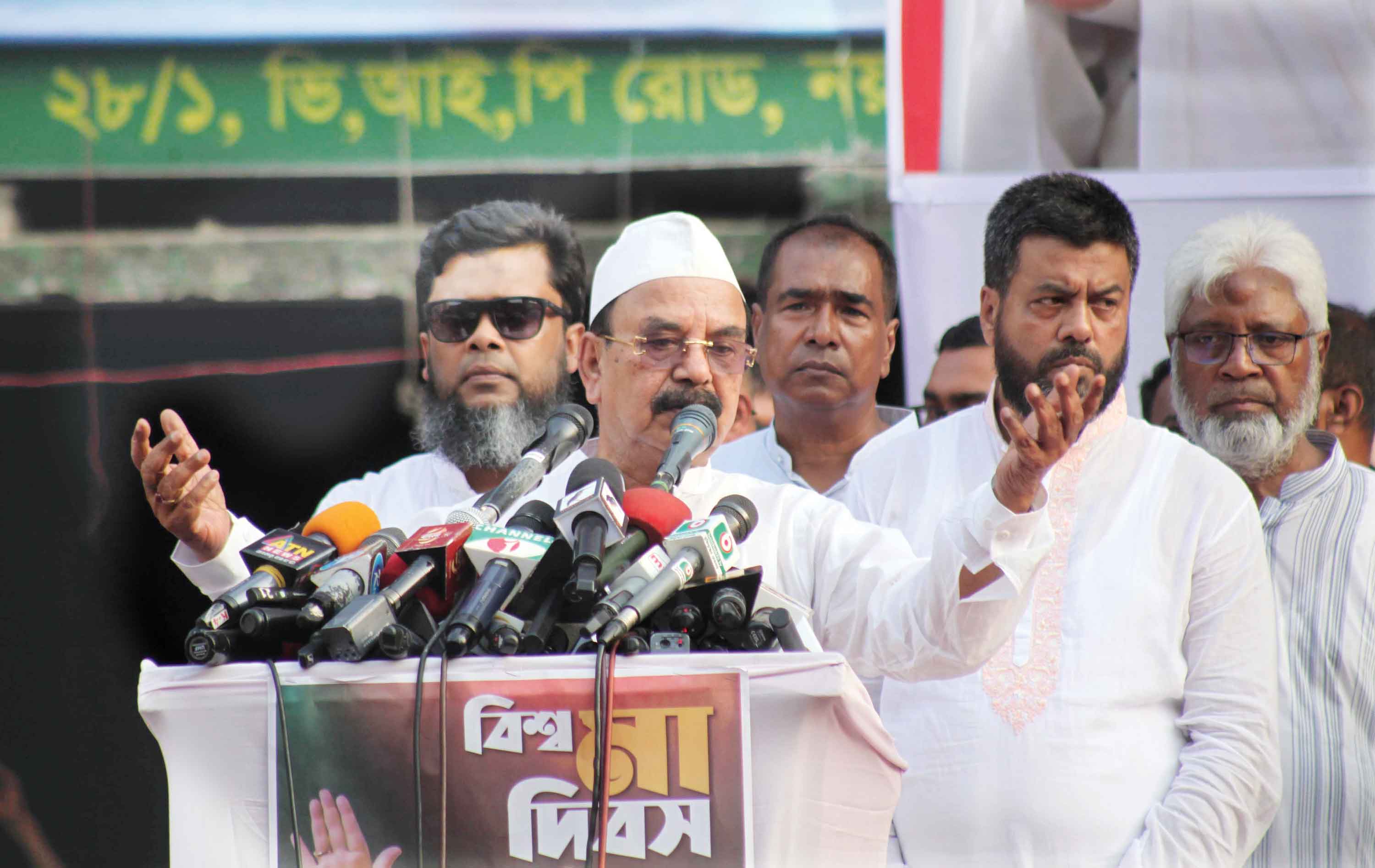 দেশটা আজ কাঁটাতারে ঝুলছে :গয়েশ্বর