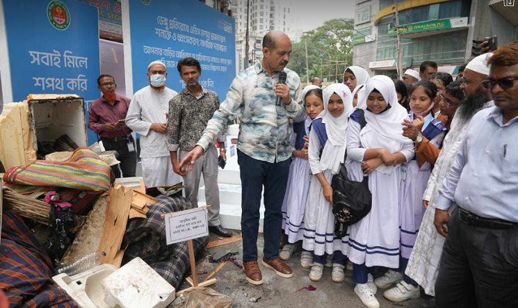 রাজধানীর খালে মিলল ফ্রিজ-তোশক-সোফা!