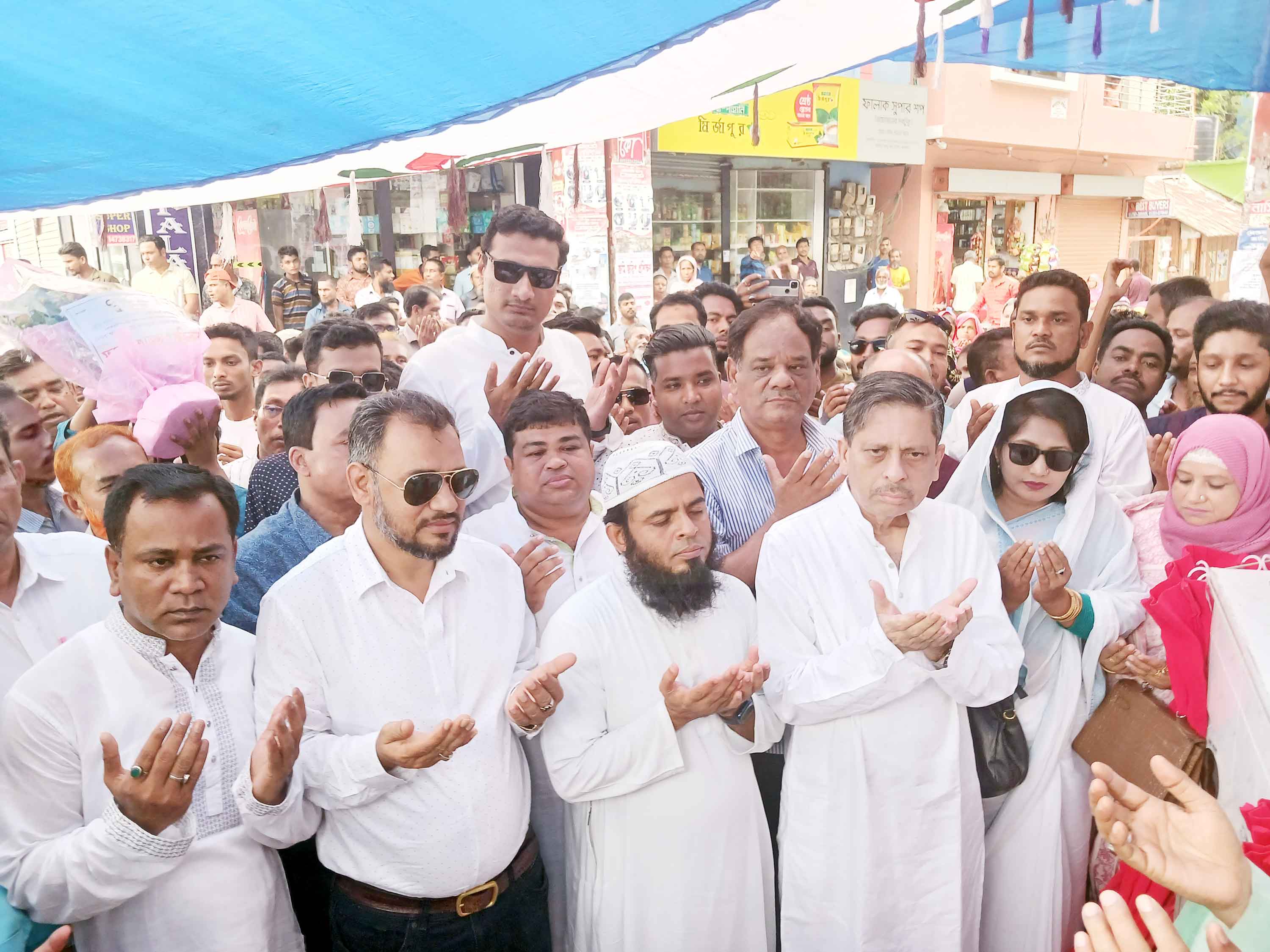 নগরীর রাস্তা নির্মাণের পাশাপাশি জলাবদ্ধতা নিয়ে কাজ করা হচ্ছে