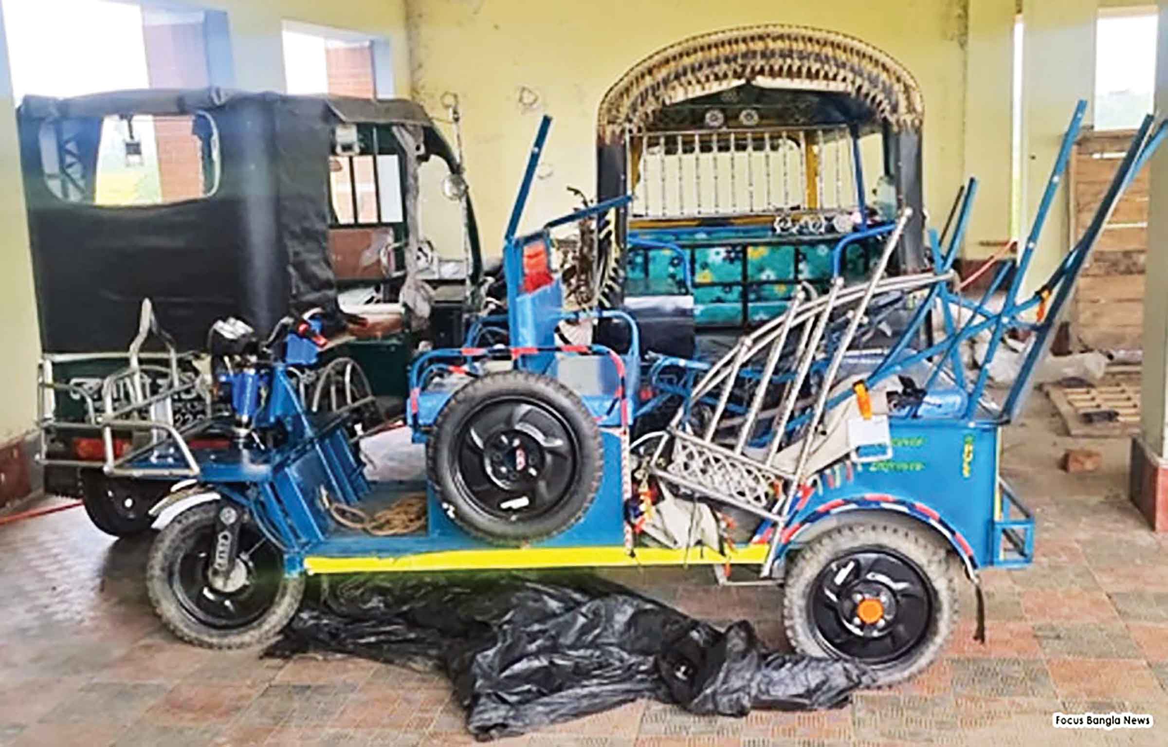 বাবা-ছেলেসহ সড়কে ঝরল ১২ প্রাণ