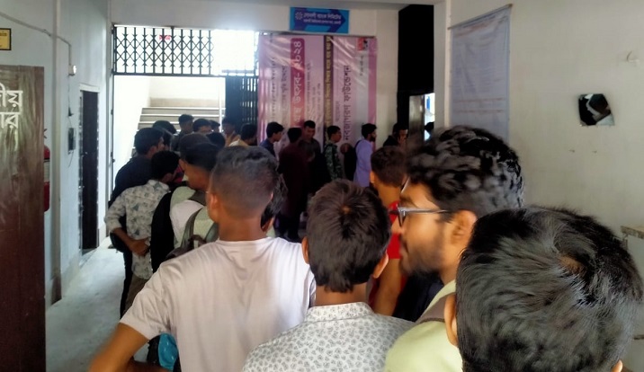 রাবিতে ব্যাংকে টাকা জমা দিতে দীর্ঘ লাইন, ভোগান্তিতে শিক্ষার্থী-অভিভাবকেরা   