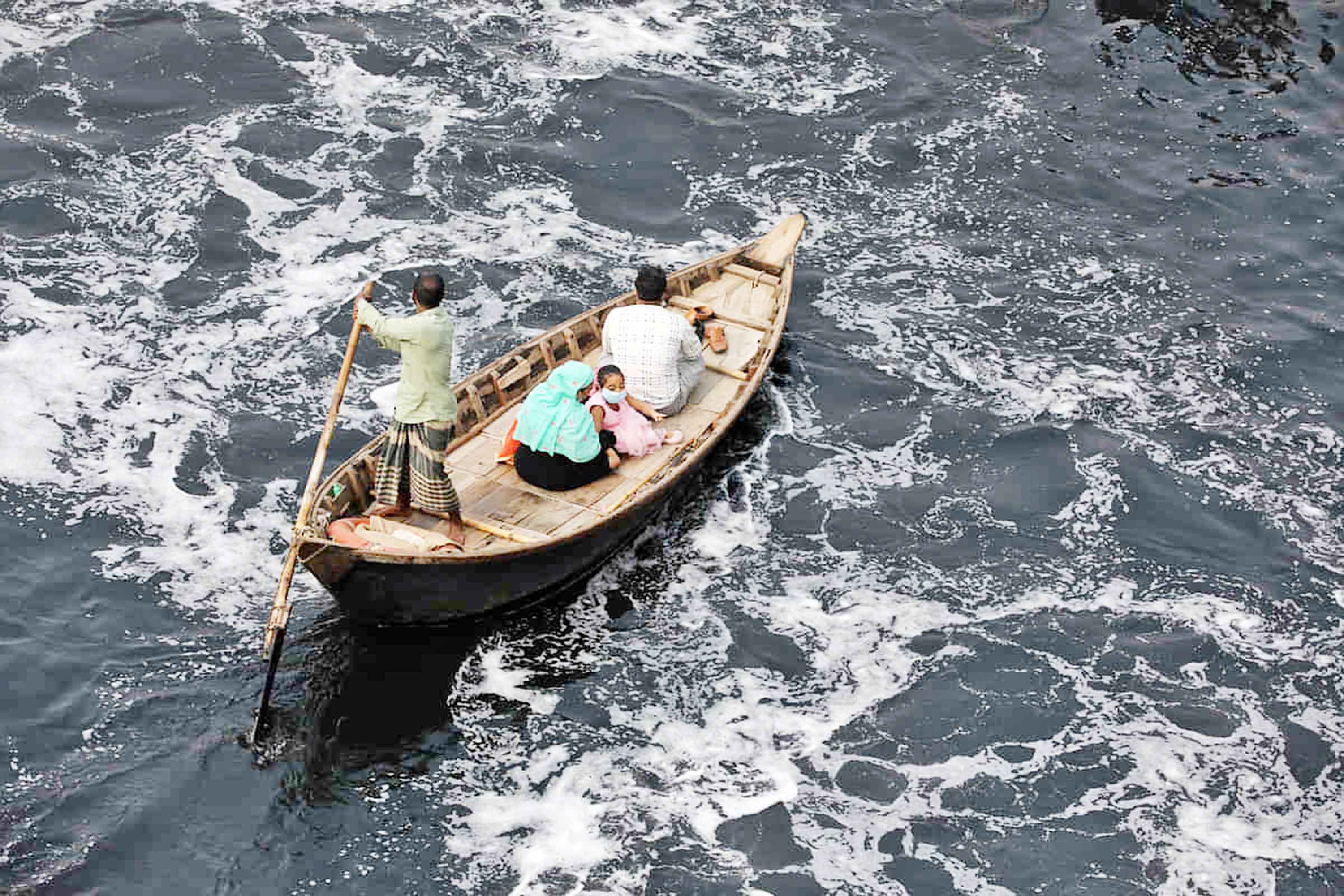 বুড়িগঙ্গার কুচকুচে কালো পানি যেন রীতিমতো বিষাক্ত