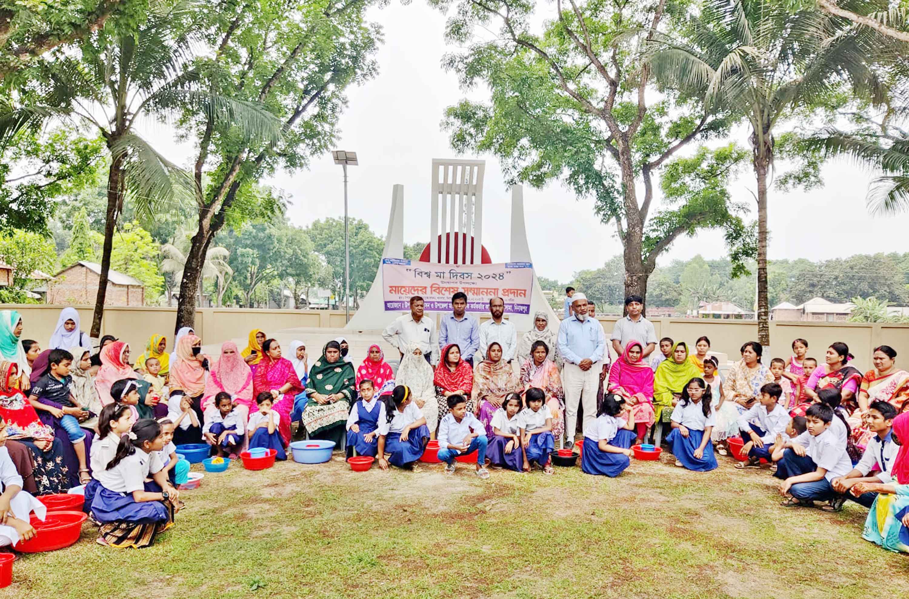 খানসামায় মায়ের পা ধুয়ে সম্মান জানাল শিক্ষার্থীরা