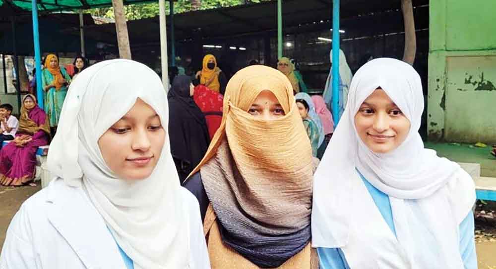 মা দিবসে মাকে যমজ বোনের 'গোল্ডেন এ পস্নাস' উপহার