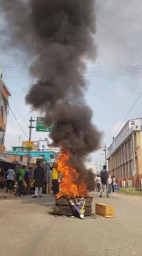যবিপ্রবি ছাত্রীর শ্লীলতাহানির ঘটনায় উত্তাল বিশ্ববিদ্যালয়, টায়ার জ্বালিয়ে সড়ক অবরোধ