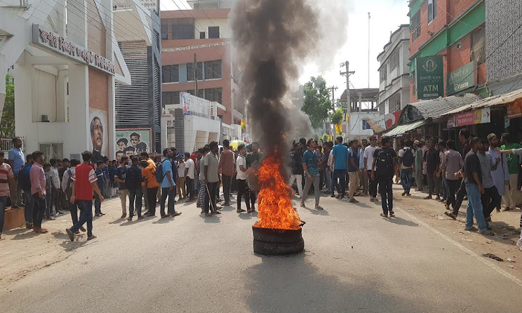 বাসে বিশ্ববিদ্যালয় ছাত্রীকে শ্লীলতাহানি, পাঁচ ঘন্টা বন্ধ যশোর-চৌগাছা সড়ক