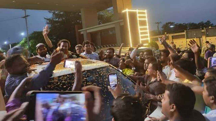 কারা ফটকে বিএনপি নেতা হাবিব উন নবী সোহেলকে ফুলের শুভেচ্ছা