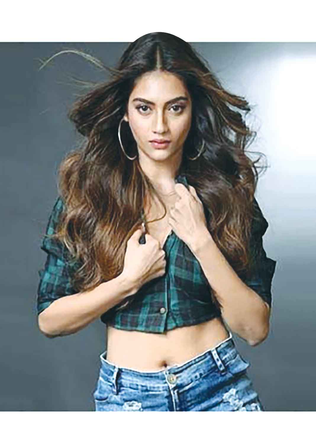 প্রথমবার ছেলেকে প্রকাশ্যে আনলেন নুসরাত