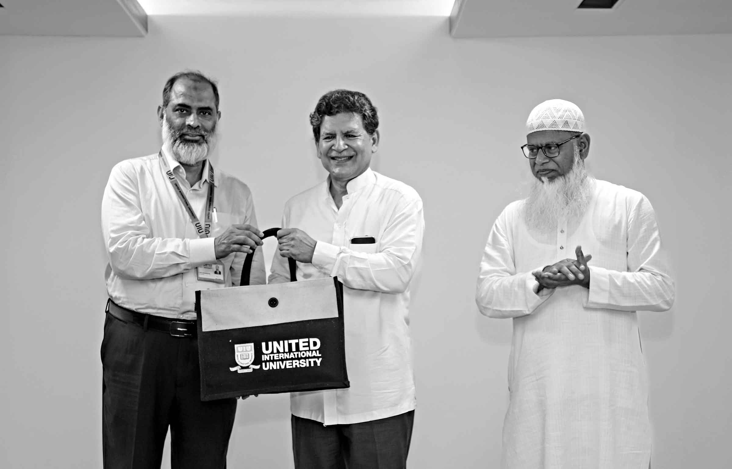 ইউআইইউতে 'মধ্যম আয়ের স্বপ্নকে গণতন্ত্রীকরণের চ্যালেঞ্জ' শীর্ষক লেকচার অনুষ্ঠিত