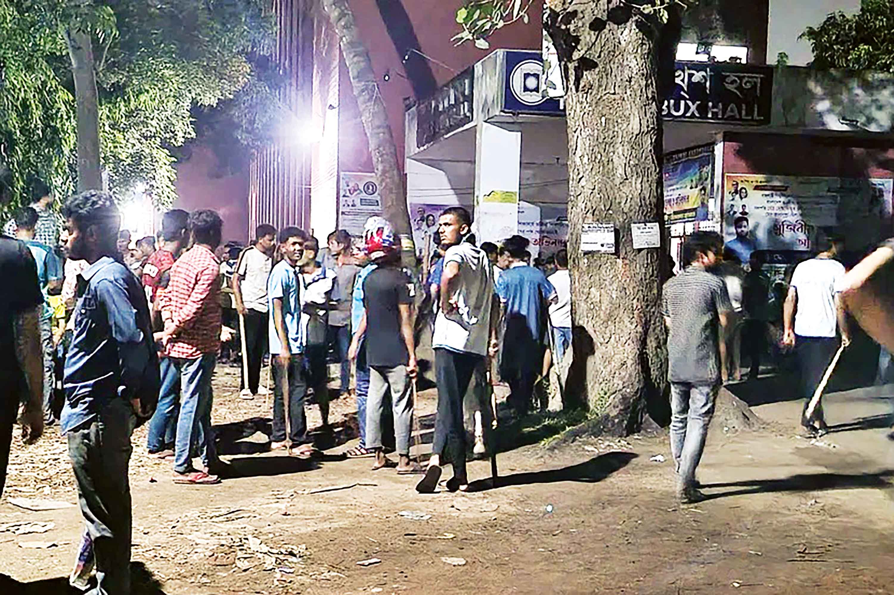 রাবিতে মাঝরাতে অস্ত্র নিয়ে ছাত্রলীগের মহড়া