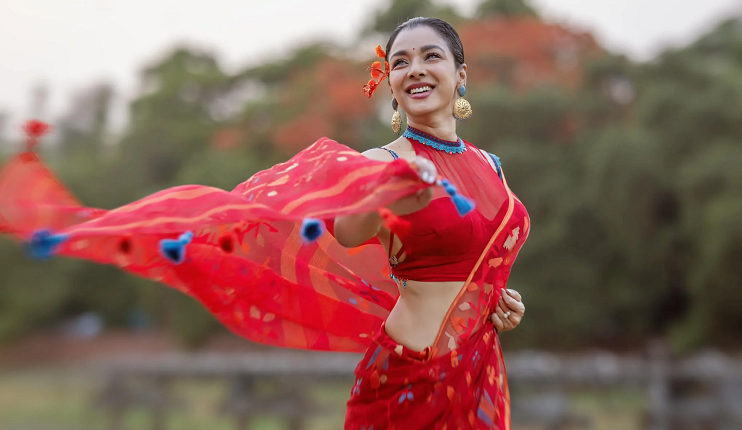 এ কোন রুনা : রঙের ভেলায় কৃষ্ণচূড়ার সাজ