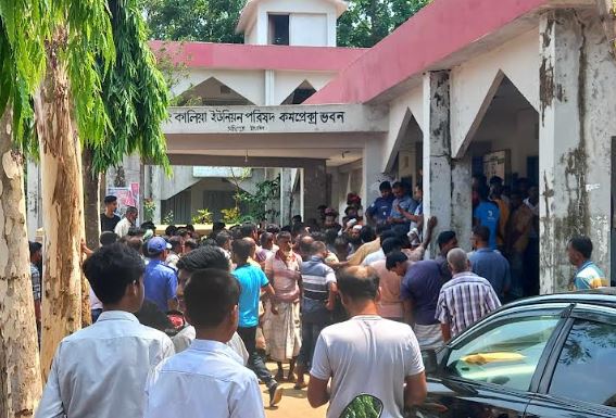 সখীপুরে প্রতারণার অভিযোগে ইউপি চেয়ারম্যান ও তাঁর ছেলে ঘন্টাব্যাপী অবরুদ্ধ