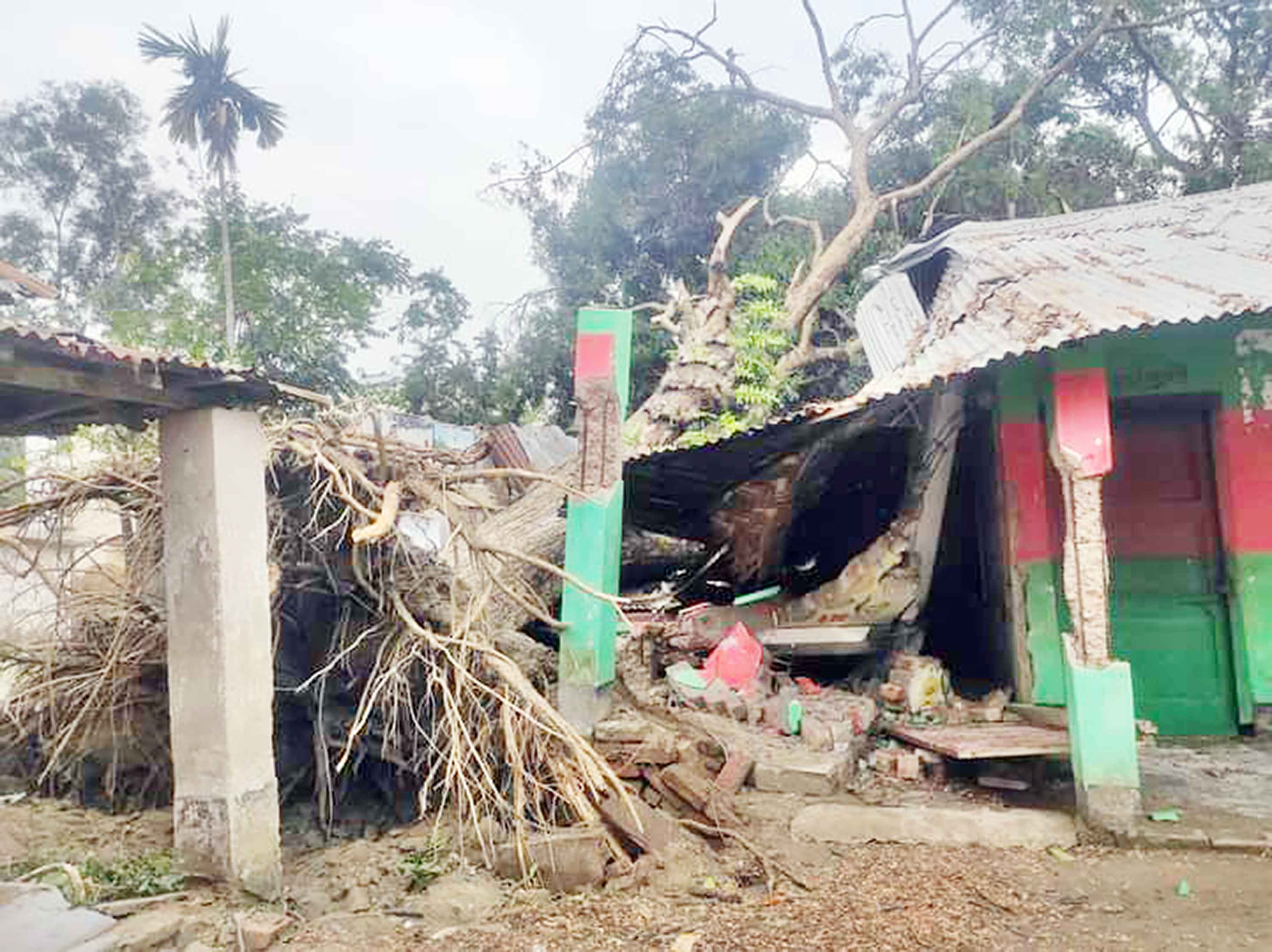 গফরগাঁওয়ে ঝড়ে বিধ্বস্ত ঝুঁকিপূর্ণ ভবনে পাঠদান!