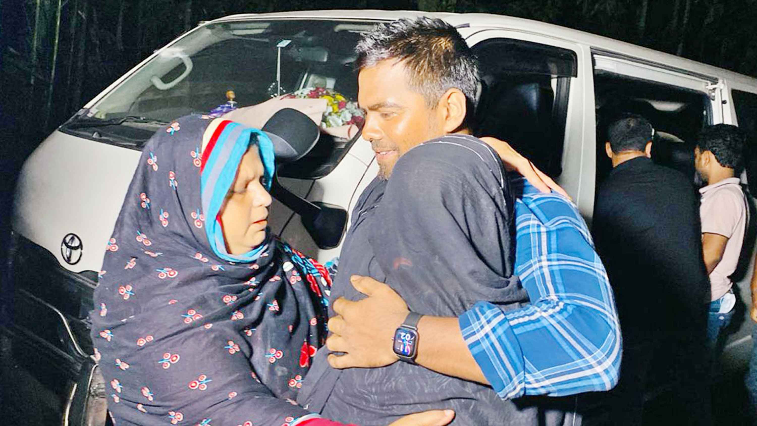 দীর্ঘ দুইমাস পর বাবা-মায়ের বুকে ফিরলেন নাবিক রাজু