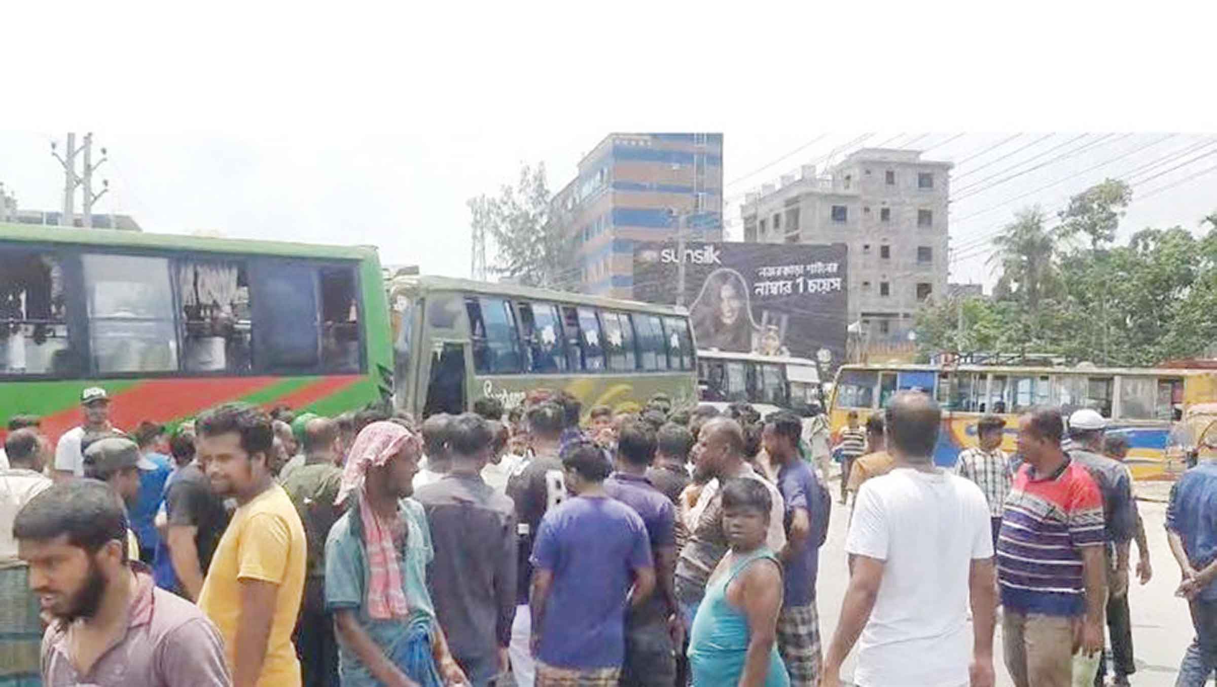মাদারীপুরে মহাসড়ক অবরোধ করে ইজিবাইক শ্রমিকদের বিক্ষোভ