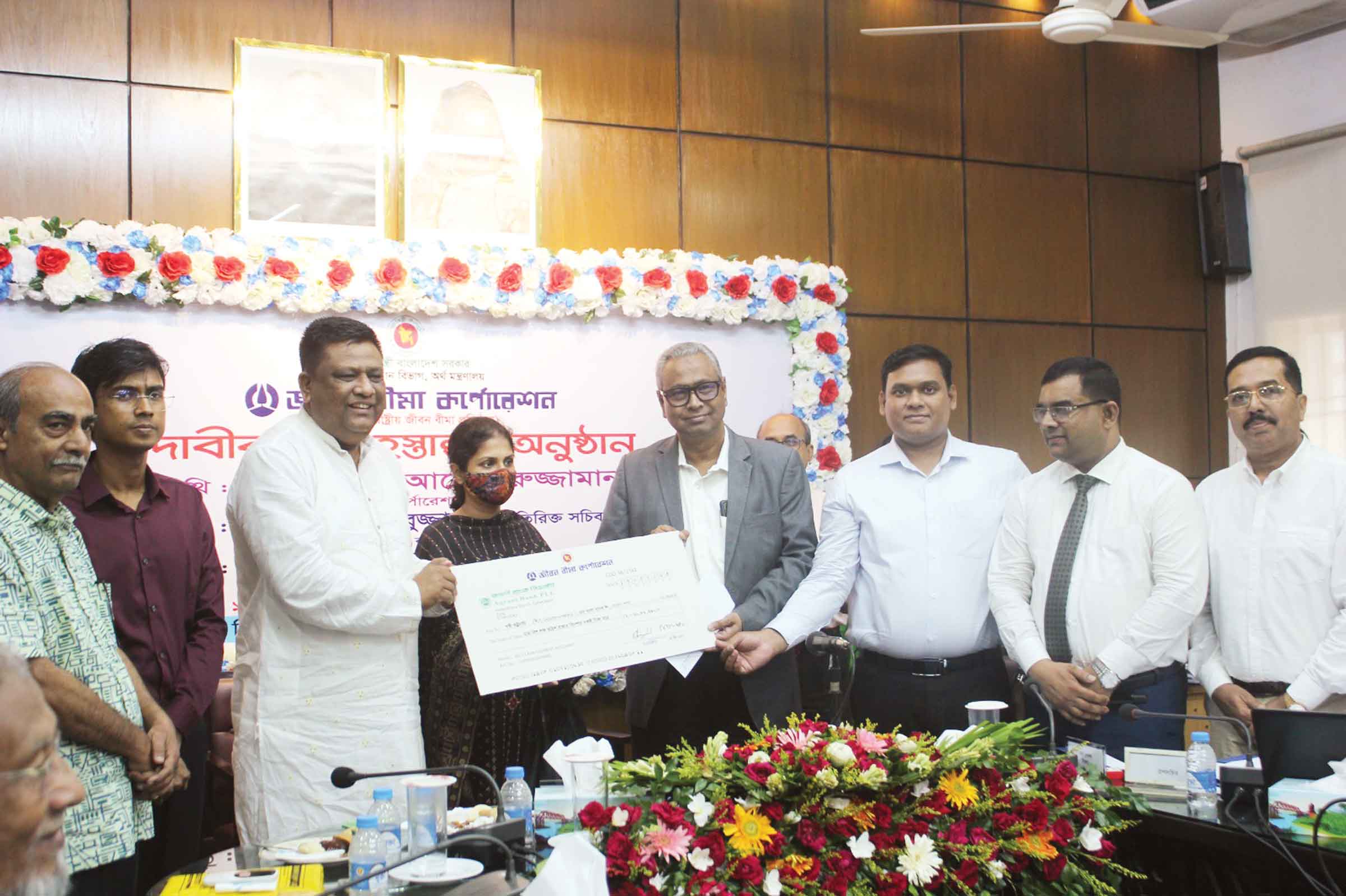 জীবন বীমার সিলেট রিজিওনাল অফিসের মৃতু্য দাবির চেক হস্তান্তর