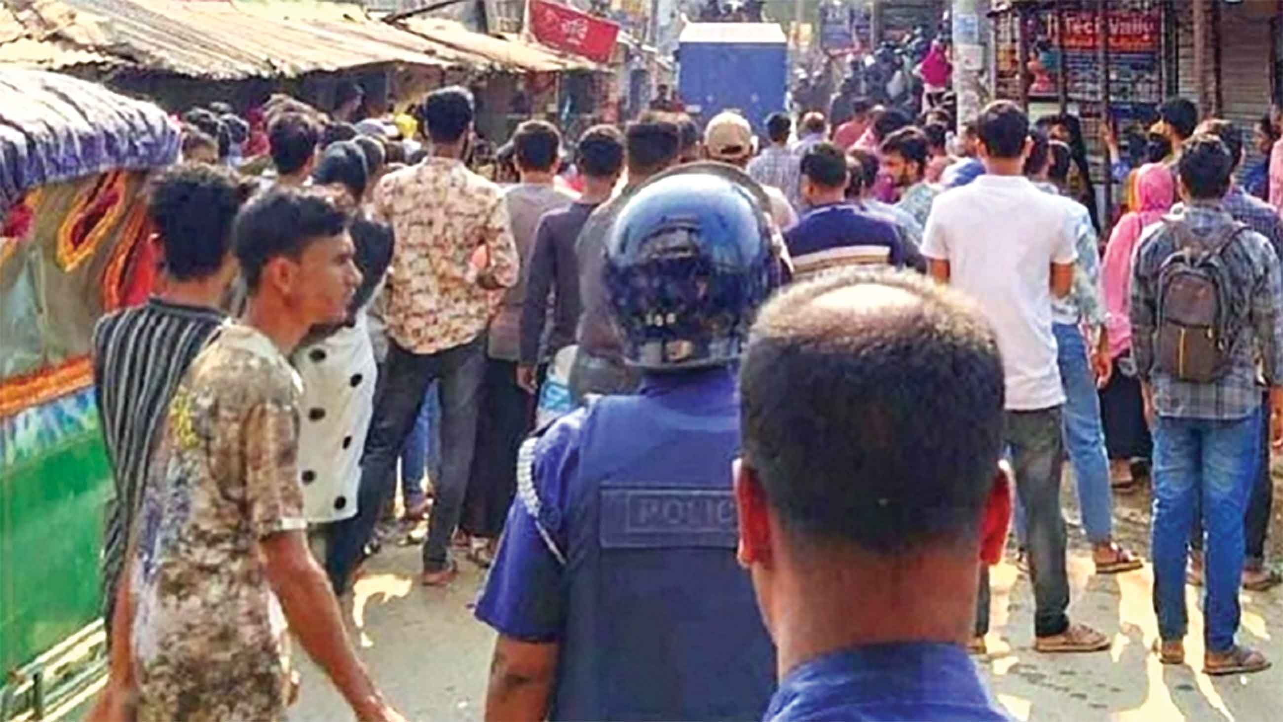 আশুলিয়ায় বেতনের দাবিতে সড়ক অবরোধ, বিক্ষোভ