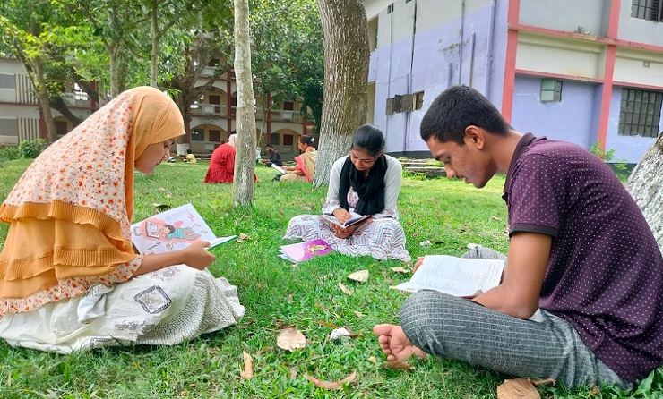 ব্যতিক্রমি আয়োজন, পাঠাগার ছেড়ে মাঠে বই পড়া