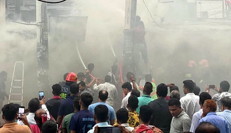 কাওরান বাজার লা ভিঞ্চি হোটেলে আগুন