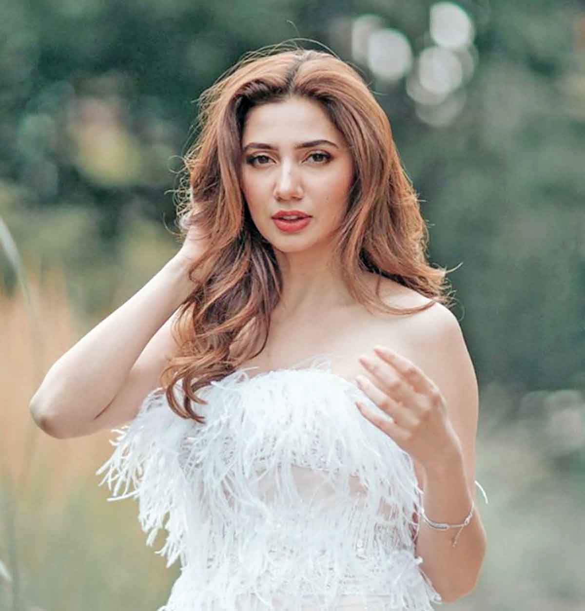 বিব্রতকর অবস্থায় মাহিরা খান