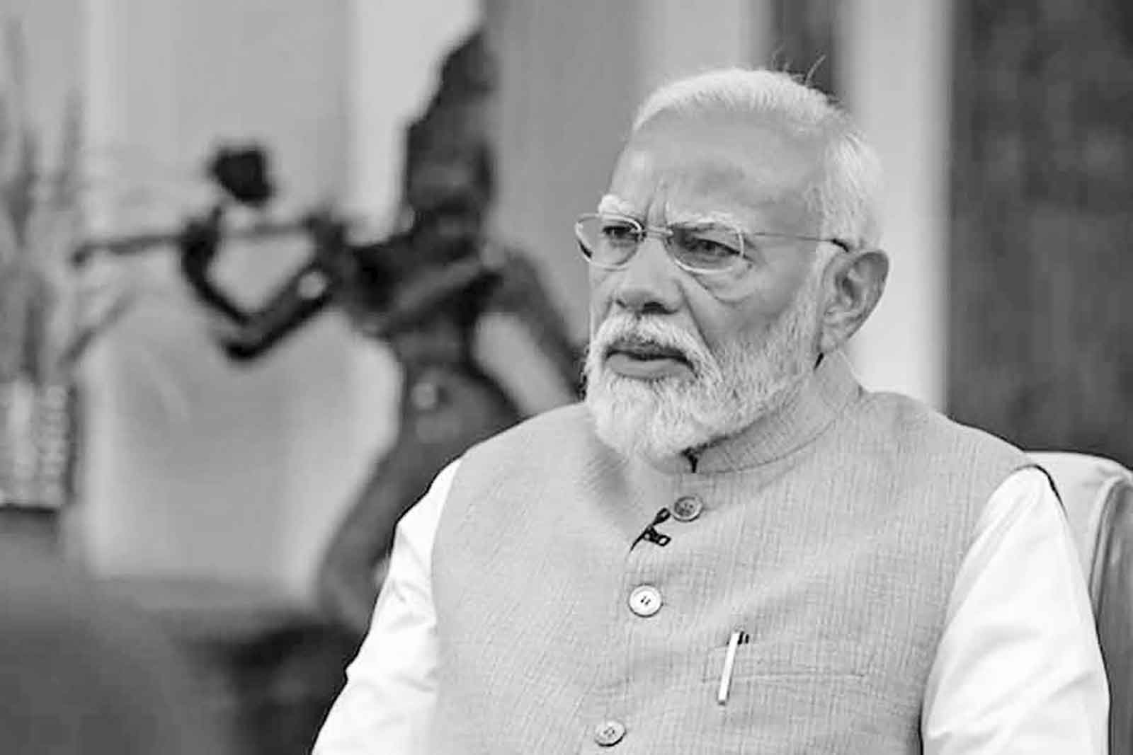 জনপ্রিয় কিন্তু নিরপেক্ষ নন মোদি