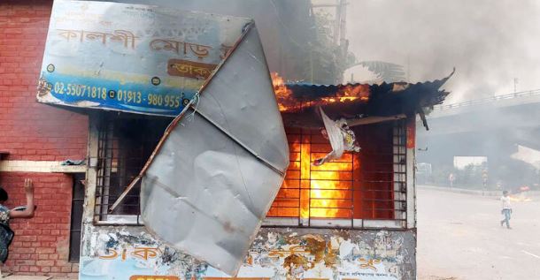 কালশী ট্রাফিক বক্সে আগুন দিলো অটোরিকশাচালকরা