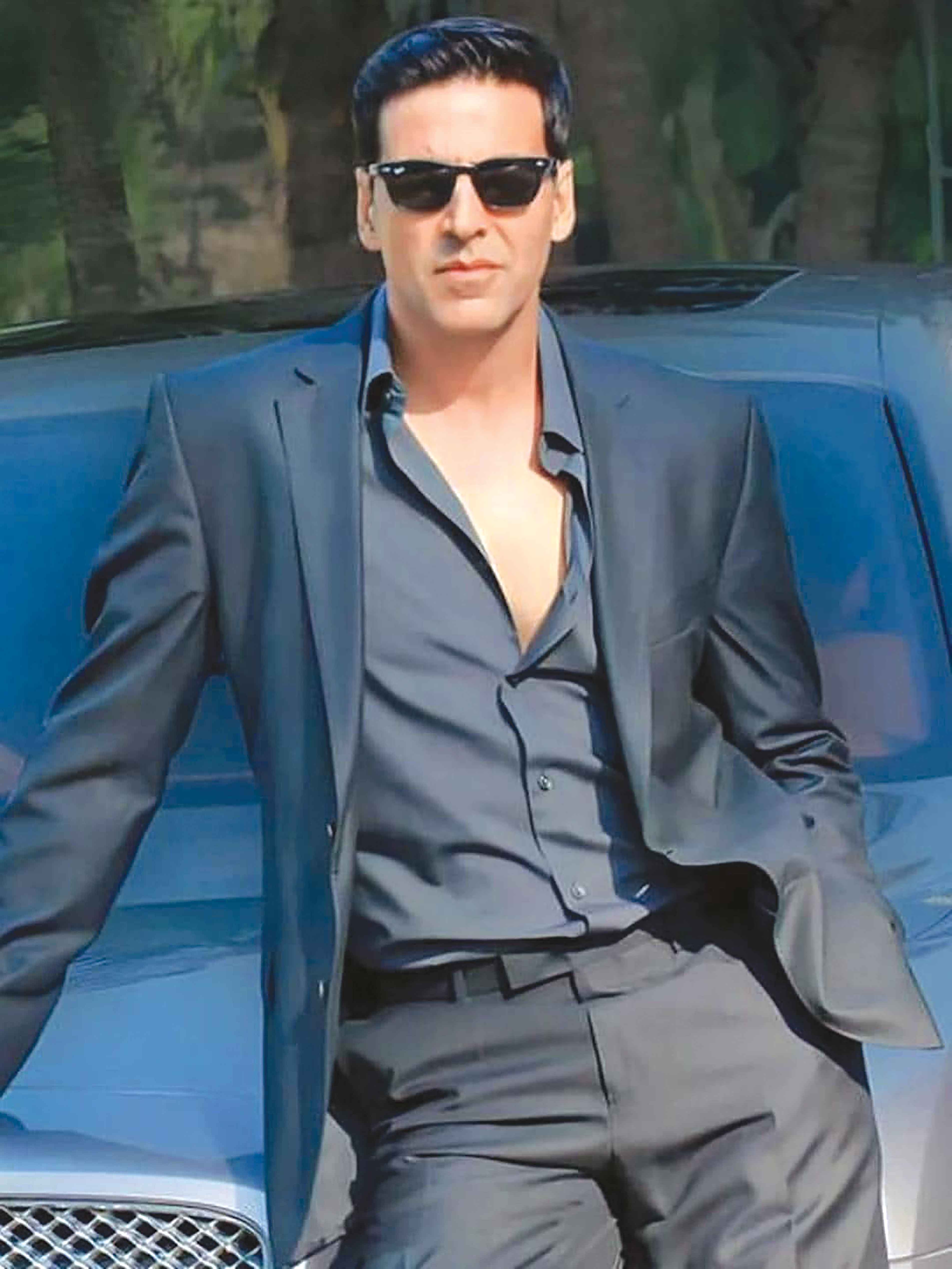 প্রথমবারের মতো ভোট দিলেন অক্ষয়