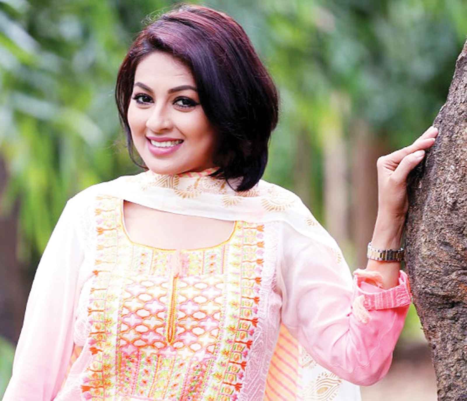 বাসায় ভক্তরা বিয়ের শাড়িও পাঠাত - মোনালিসা