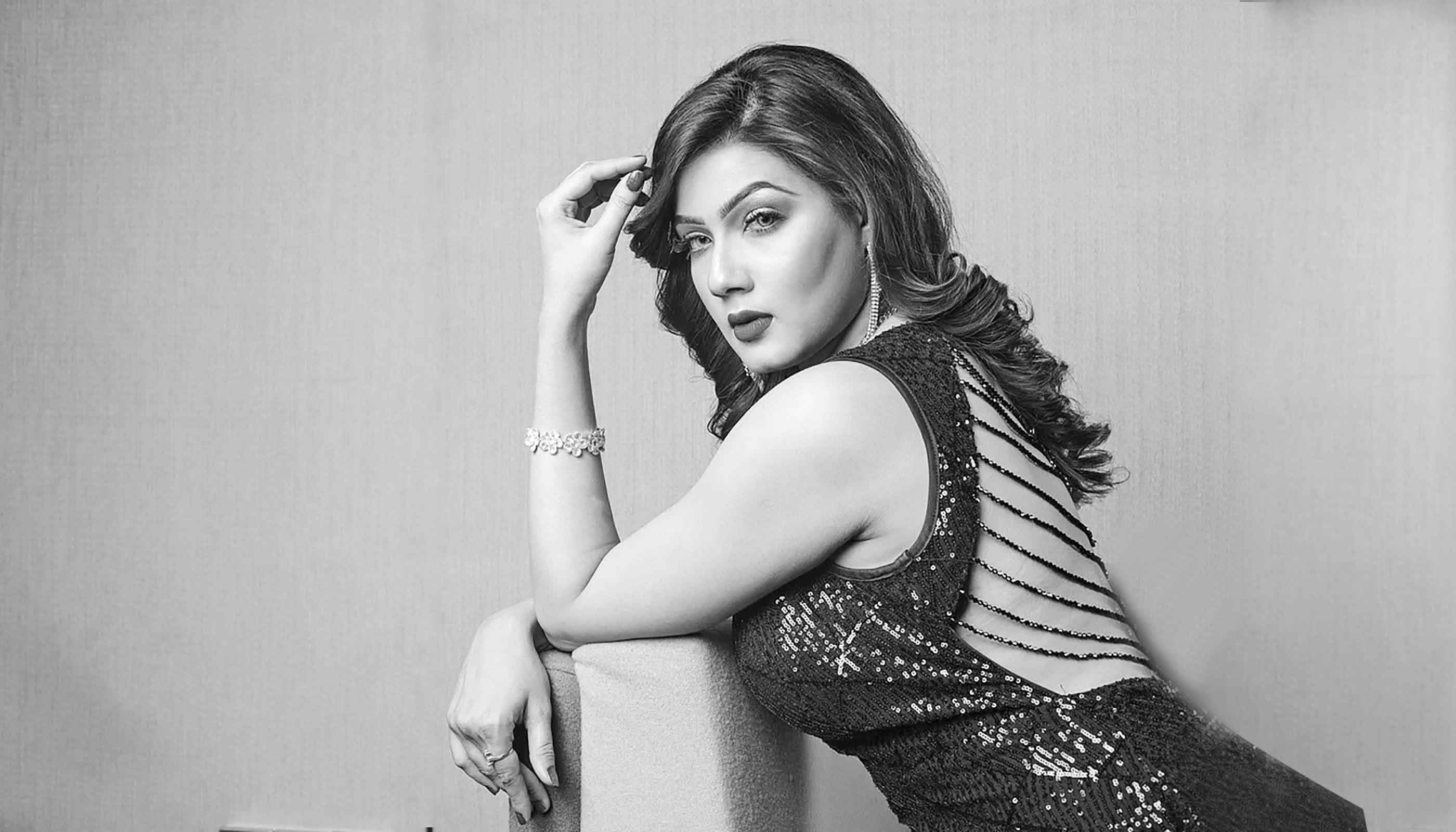 অন্তর্জালে ঝড় তুললেন মাহী